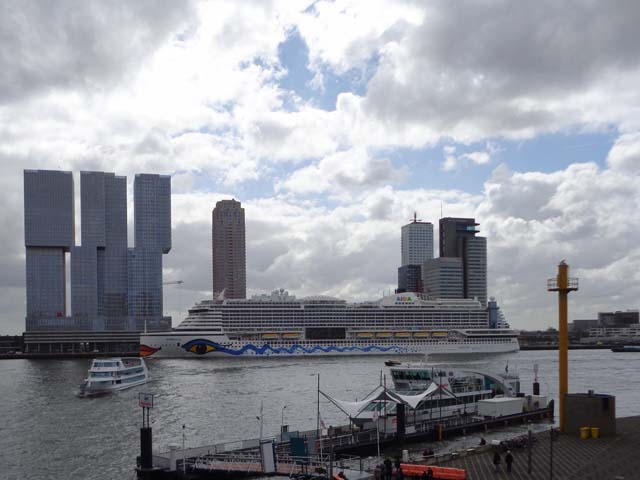 AIDAprima aan de Cruise Terminal Rotterdam